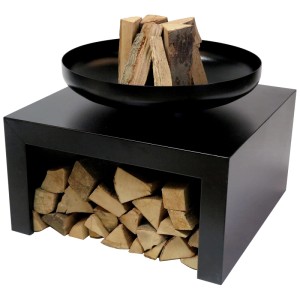 Schwarze Nouvel Feuerstelle Aura aus Stahl mit Holz in der Schale und im Holzfach.
