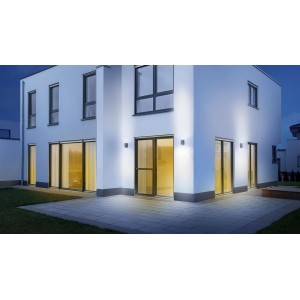 Moderna facciata di casa con lampada da esterno a LED Steinel L 930 S in antracite, luce bianca calda.