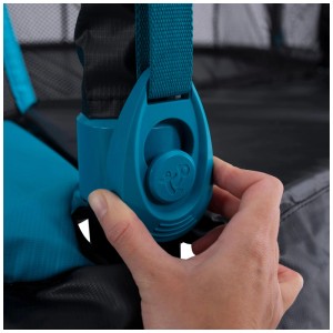 Dettaglio: Staffa blu sulla rete di sicurezza del trampolino ottagonale TP Toys.