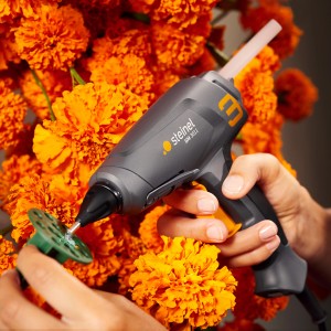 Pistolet à colle chaude Steinel Gluematic 3011 KF en action, idéal pour la fleuristerie et le bricolage.