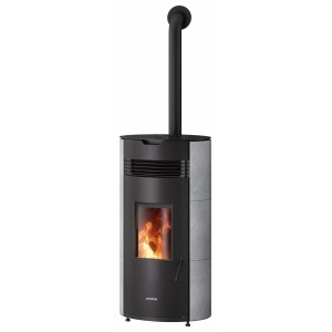 Poêle à granulés Justus Norta, pierre ollaire, 8 kW, avec flamme dans la chambre de combustion et conduit de fumée noir.
