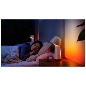 Szene mit Philips Hue Twilight Nachttischlampe in Weiß neben schlafender Person.