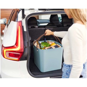 Rotho Multibag Albula Classic Light Blue 40 l nel bagagliaio dell'auto, pieno di spesa.