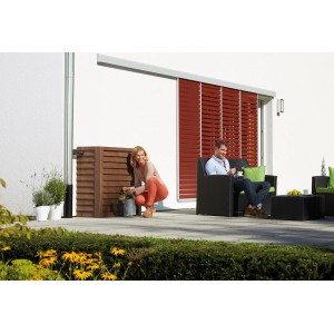 Serbatoio da parete per acqua piovana Garantia Woody 350 l Darkwood in giardino con persone.
