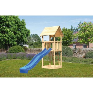 Tour de jeu Karibu Lotti en bois naturel avec toboggan bleu dans le jardin.