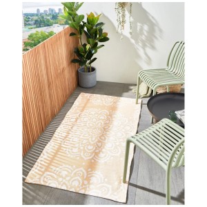 Beiger Beliani Outdoor-Teppich Karwar 80x150 cm mit orientalischem Muster auf modernem Balkon.