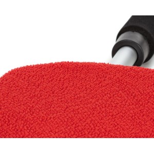Pulitore per parabrezza auto con panno in microfibra rosso e manico telescopico per una pulizia senza aloni.