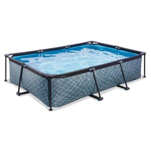 Piscine rectangulaire Exit Stone Grey avec motif pierre et pompe, remplie d'eau.