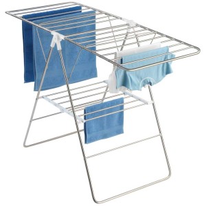 Stendibiancheria Wenko Flex in acciaio inox con bucato blu steso ad asciugare.