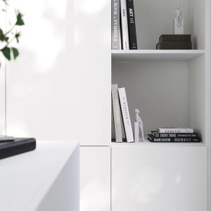 Pannello per mobili bianco (260x20x1,9 cm) come ripiano in una libreria. Pannello in legno fai-da-te per la costruzione di mobili.