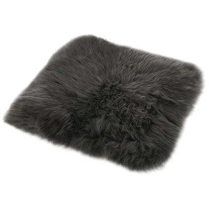 Coussin d'assise carré en peau de mouton noire (Ø 34 cm) pour chaises et bancs.