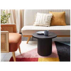 Table basse Beliani Lemont, ronde, Ø 50cm, bois de manguier noir, dans le salon.