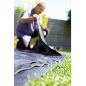 Telo per laghetto in PVC nero Heissner (1 mm) posato in giardino.
