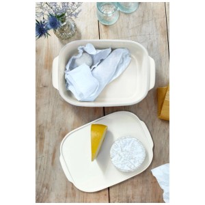 Emile Henry scatola per formaggio in ceramica color argilla, con formaggio e coperchio come tagliere.