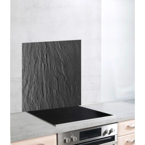Crédence en verre Wenko ardoise 60x70 cm comme crédence de cuisine derrière une plaque de cuisson.