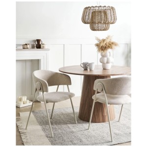 2er-Set Beliani Esszimmerstühle Alanson, hellbeige Chenille mit Armlehnen und Metallgestell.