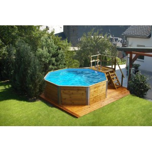 Piscine octogonale en bois Weka Korsika avec échelle, système de filtration et local technique dans le jardin.