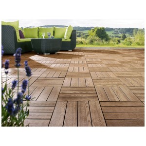 Dalles clipsables marron aspect bois posées sur une terrasse avec mobilier de jardin.