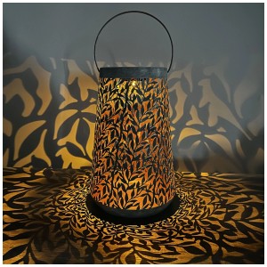 Lanterna solare a LED Schönenberger Olea, grigio pietra/oro rame, alta 42 cm, con motivo a foglie e luce bianca calda.