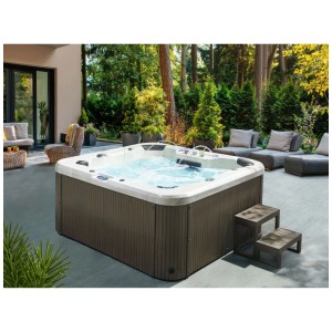 Spa extérieur Beliani Villarrica, marron-blanc, bouillonnant, sur terrasse avec marches en bois et jardin.
