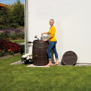 4Rain botte per acqua piovana Vino 250 l effetto legno marrone scuro con donna e annaffiatoio.
