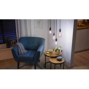Lampadina LED Smart Filament Philips E27 50W, forma standard, color ambra in ambiente domestico.