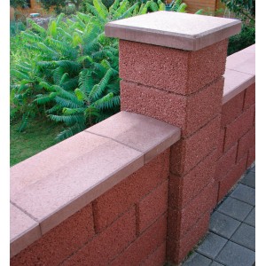 Mur de jardin marron avec plaque de recouvrement de pilier en béton, assortie au système de murs.