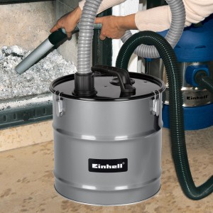 Einhell Filtre à cendres fines 18 l en utilisation, aspirant les cendres d'une cheminée.