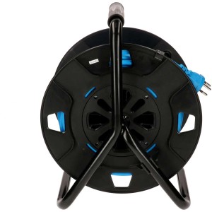 Enrouleur de câble (33 m) avec 4 prises de type 13 en bleu et noir.