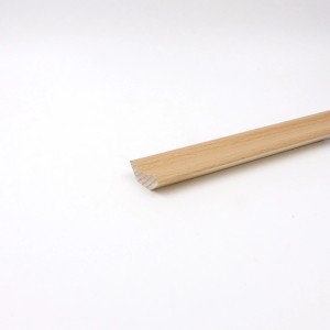 Battiscopa impiallacciato faggio, 25x25x2500 mm, per una finitura armoniosa.