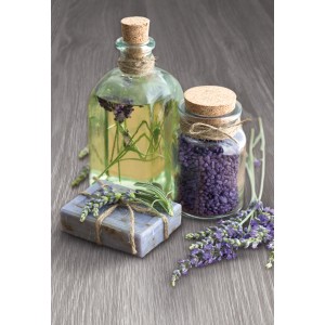 Pellicola adesiva d-c-fix Sheffiled Oak Perlgrau, effetto legno con elementi decorativi come sapone e lavanda.