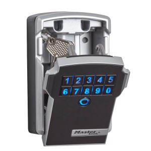 Master Lock Cassetta portachiavi Bluetooth 5441EURD per montaggio a parete con codice numerico e chiave nel vano.