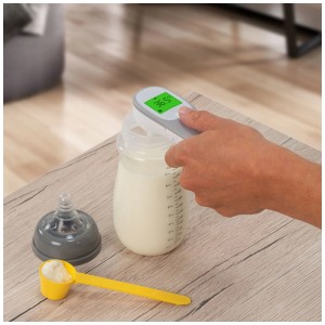 Reer Infrarot-Fieberthermometer zur Messung der Temperatur von Babynahrung in einer Flasche.