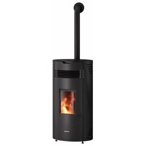 Poêle à granulés en acier noir Justus Norta 8 kW avec automatique et flamme dans la chambre de combustion.