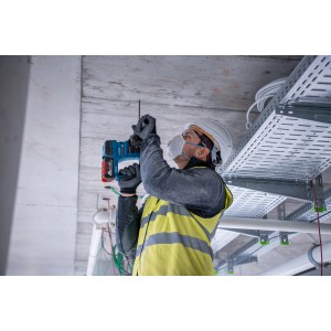 Artisan perçant un plafond avec le perforateur-burineur sans fil Bosch Professional GBH 18V-22.