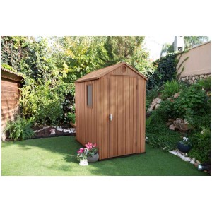 Abri de jardin en plastique Darwin 64 aspect bois dans un jardin.