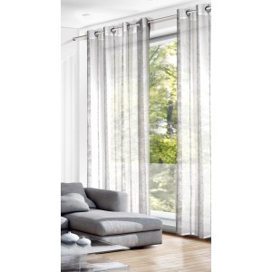 Tenda a occhielli Ferrara color argento, 245x135 cm, davanti alla finestra con soggiorno sullo sfondo.