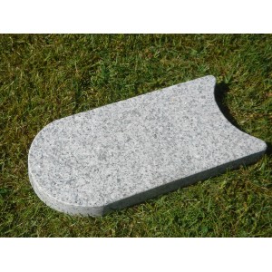 Bordure de jardin en granit G 603, pierre de bordure gris clair sur gazon.