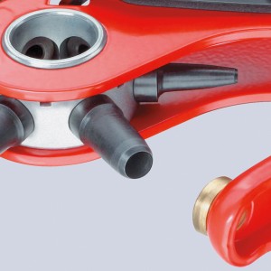Dettaglio della pinza a revolver Knipex rossa (220 mm) con punzoni intercambiabili.
