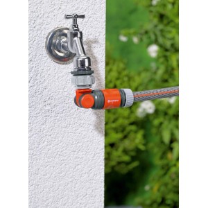 Raccord de robinet coudé Gardena 1/2 pouce fixé au robinet avec tuyau.