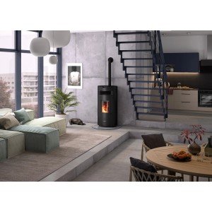 Poêle à granulés Justus Norta, acier noir, 8 kW dans un salon moderne avec escalier.