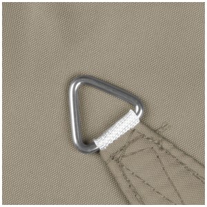 Gros plan : voile d’ombrage triangulaire taupe Cannes de Windhager avec anneau de fixation.