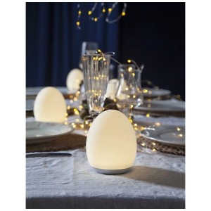 Luce notturna a LED Star Trading Functional White su tavola imbandita, luce bianca calda.