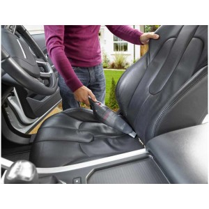 Aspirateur auto Black+Decker en cours d'utilisation pour nettoyer un siège auto noir.