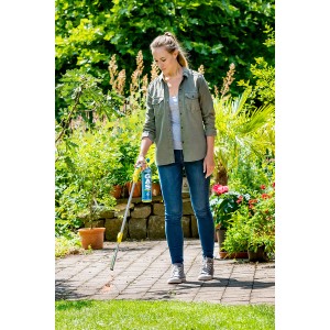 Donna utilizza bruciatore per erbacce Gloria Thermoflamm bio Comfort Plus con cartuccia di gas in giardino.