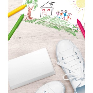 Confezione da 6 gomme magiche accanto a disegno di bambino e scarpe da ginnastica.