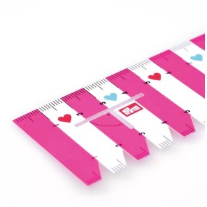 Prym Love, metro da sarto rosa in plastica per progetti di cucito con cuori e strisce.