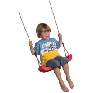 Enfant sur un siège de balançoire rouge en plastique. Balançoire pour toboggans et balançoires dans la boutique en ligne OBI.