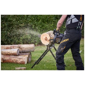 Motosega McCulloch CS35/14'' con catena extra in uso per segare un tronco.