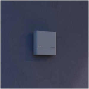 Interruttore crepuscolare Steinel NightmatIQ bianco su parete grigia. Sensore di movimento per esterni.